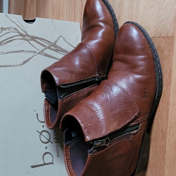 B.O.C. Atlana Leather Foldover boots with side zipper detail - Picture 2 of 6